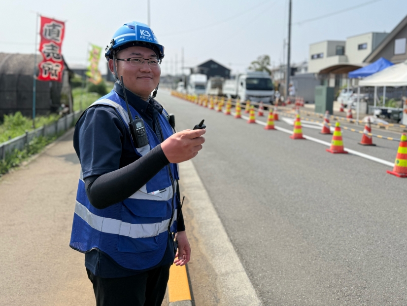 安全な場所からリモコンを操作するオペレーター