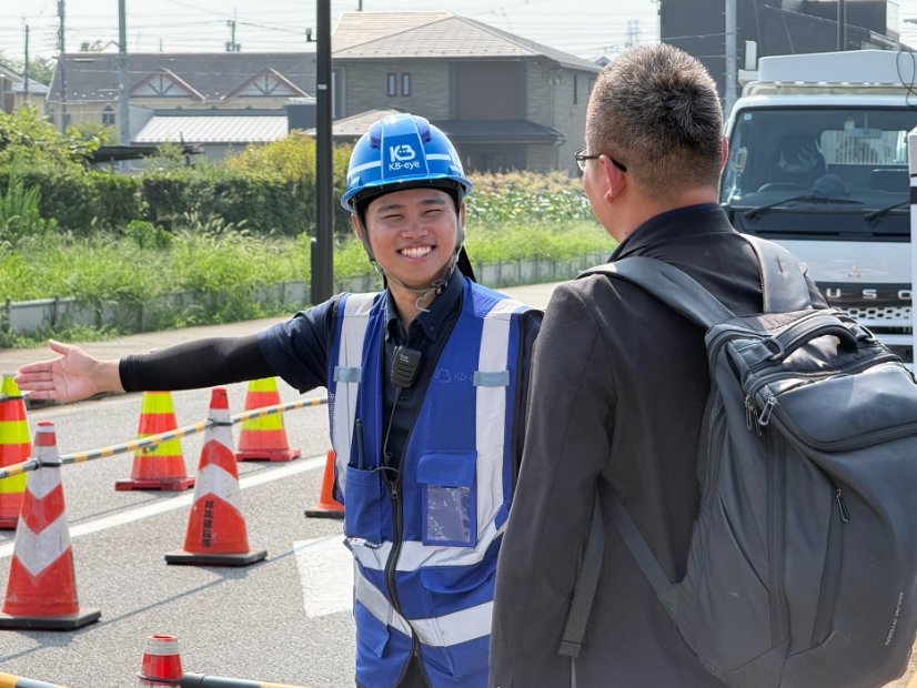 歩行者を誘導するオペレーター