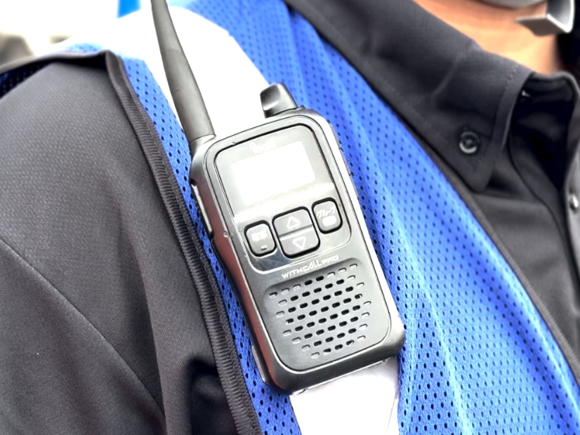 オペレーターが所持する無線機器